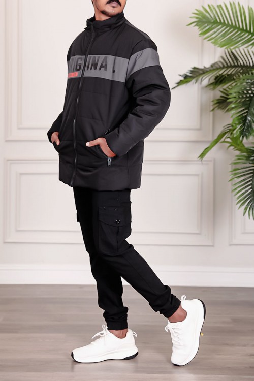 جاكيت رجالي شتوي لون أسود بقبعة رأس منفصلة قابلة للتركيب بجيوب و سحاب من الأمام و بأكمام طويلة