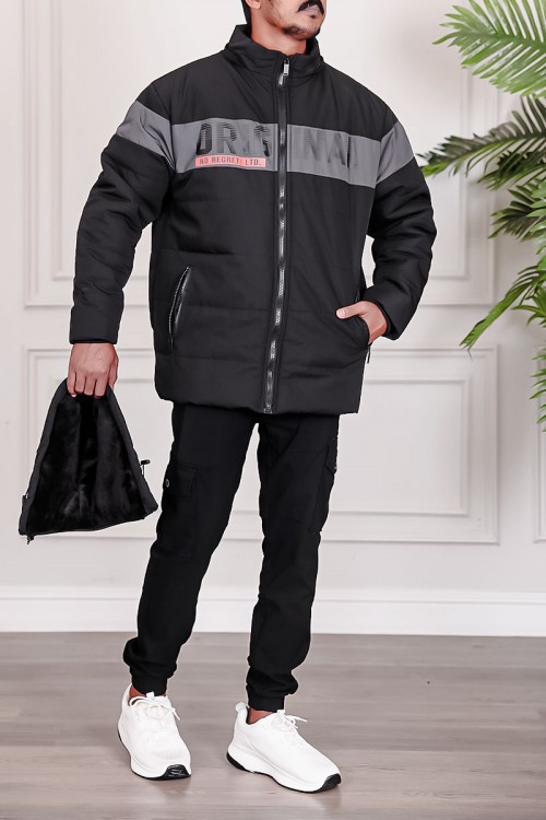 جاكيت رجالي شتوي لون أسود بقبعة رأس منفصلة قابلة للتركيب بجيوب و سحاب من الأمام و بأكمام طويلة