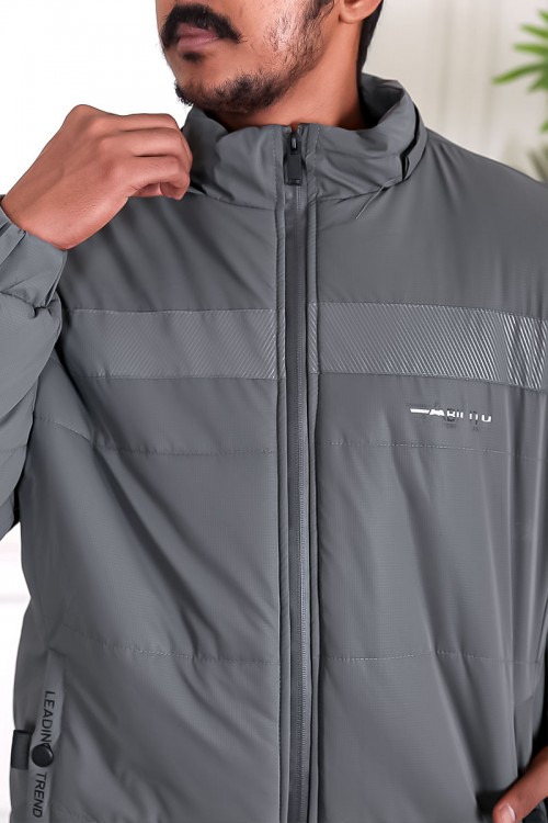 جاكيت رجالي شتوي منفوخ لون رمادي بقبعة رأس منفصلة قابلة للتركيب و أكمام طويلة بجيوب وسحاب من الأمام