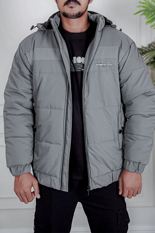 جاكيت رجالي شتوي منفوخ لون رمادي بقبعة رأس منفصلة قابلة للتركيب و أكمام طويلة بجيوب وسحاب من الأمام