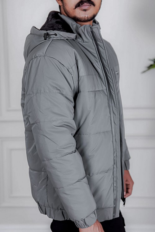 جاكيت رجالي شتوي منفوخ لون رمادي بقبعة رأس منفصلة قابلة للتركيب و أكمام طويلة بجيوب وسحاب من الأمام