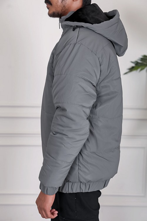 جاكيت رجالي شتوي منفوخ لون رمادي بقبعة رأس منفصلة قابلة للتركيب و أكمام طويلة بجيوب وسحاب من الأمام