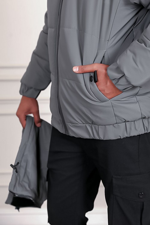 جاكيت رجالي شتوي منفوخ لون رمادي بقبعة رأس منفصلة قابلة للتركيب و أكمام طويلة بجيوب وسحاب من الأمام