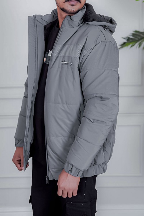 جاكيت رجالي شتوي منفوخ لون رمادي بقبعة رأس منفصلة قابلة للتركيب و أكمام طويلة بجيوب وسحاب من الأمام