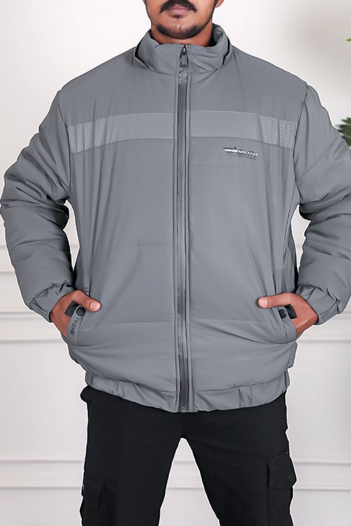 جاكيت رجالي شتوي منفوخ لون رمادي بقبعة رأس منفصلة قابلة للتركيب و أكمام طويلة بجيوب وسحاب من الأمام