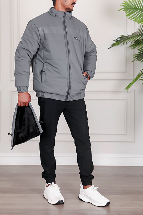جاكيت رجالي شتوي منفوخ لون رمادي بقبعة رأس منفصلة قابلة للتركيب و أكمام طويلة بجيوب وسحاب من الأمام