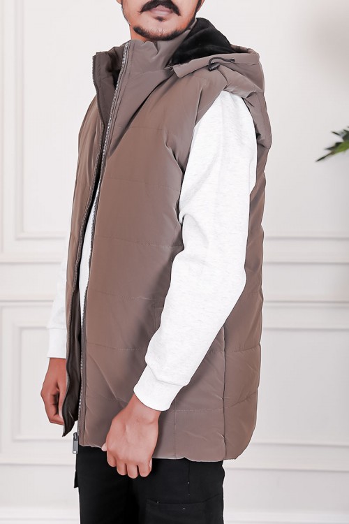 جاكيت رجالي شتوي منفوخ لون بني بقبعة رأس منفصلة قابلة للتركيب بجيوب وسحاب من الأمام و بدون أكمام