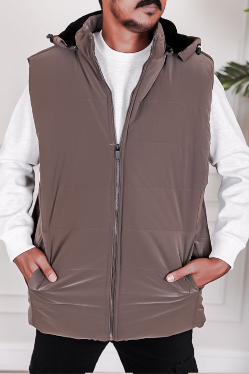جاكيت رجالي شتوي منفوخ لون بني بقبعة رأس منفصلة قابلة للتركيب بجيوب وسحاب من الأمام و بدون أكمام