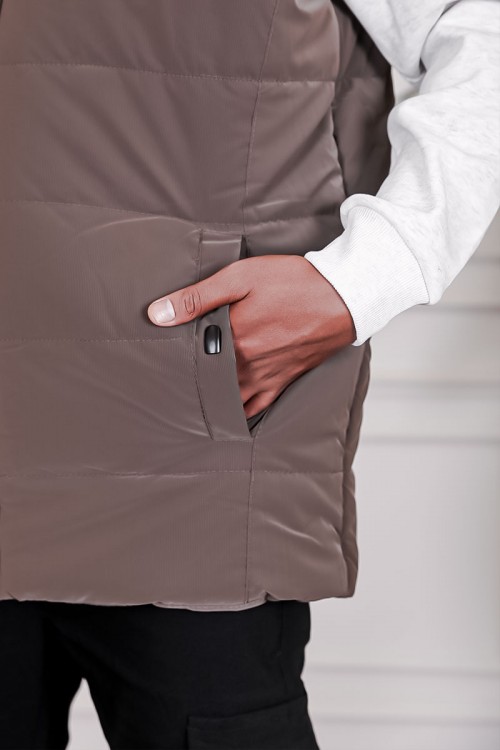 جاكيت رجالي شتوي منفوخ لون بني بقبعة رأس منفصلة قابلة للتركيب بجيوب وسحاب من الأمام و بدون أكمام