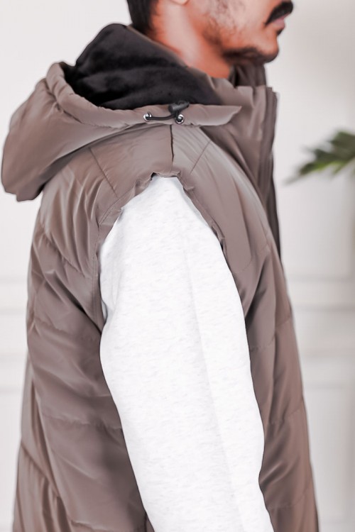 جاكيت رجالي شتوي منفوخ لون بني بقبعة رأس منفصلة قابلة للتركيب بجيوب وسحاب من الأمام و بدون أكمام