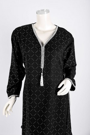 جلابية نسائية لون أسود ياقة بقصة سبعة مزين بكلفة فضية من الياقة و الأكمام و برباط من الجانبين بأكمام طويلة