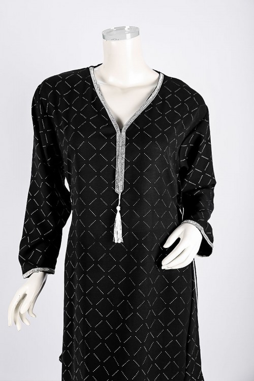 جلابية نسائية لون أسود ياقة بقصة سبعة مزين بكلفة فضية من الياقة و الأكمام و برباط من الجانبين بأكمام طويلة