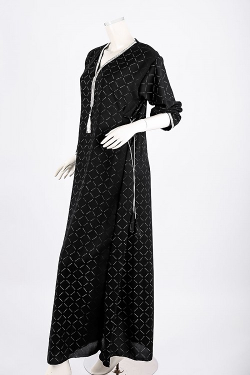 جلابية نسائية لون أسود ياقة بقصة سبعة مزين بكلفة فضية من الياقة و الأكمام و برباط من الجانبين بأكمام طويلة