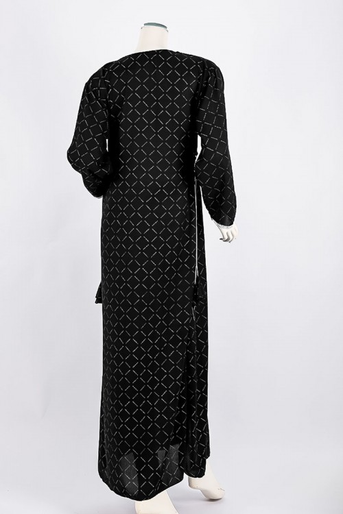 جلابية نسائية لون أسود ياقة بقصة سبعة مزين بكلفة فضية من الياقة و الأكمام و برباط من الجانبين بأكمام طويلة