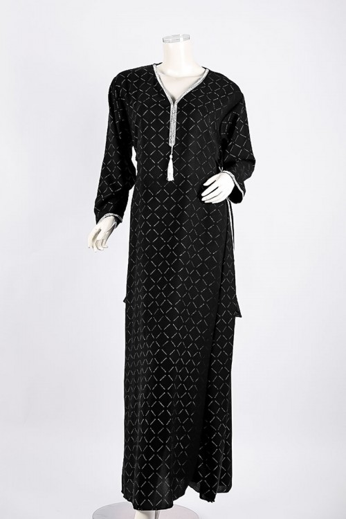 جلابية نسائية لون أسود ياقة بقصة سبعة مزين بكلفة فضية من الياقة و الأكمام و برباط من الجانبين بأكمام طويلة