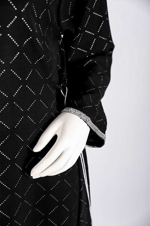 جلابية نسائية لون أسود ياقة بقصة سبعة مزين بكلفة فضية من الياقة و الأكمام و برباط من الجانبين بأكمام طويلة