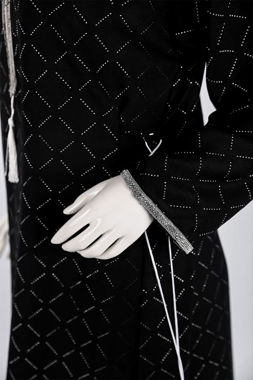 جلابية نسائية لون أسود ياقة بقصة سبعة مزين بكلفة فضية من الياقة و الأكمام و برباط من الجانبين بأكمام طويلة