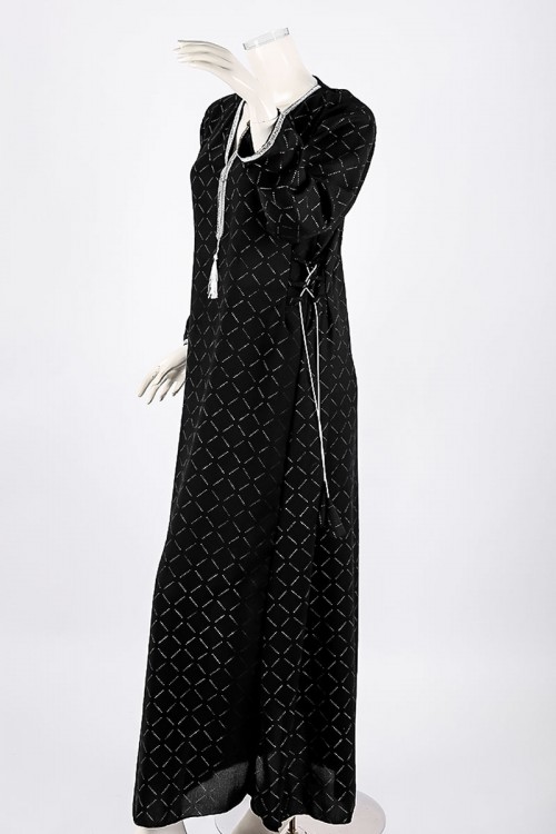 جلابية نسائية لون أسود ياقة بقصة سبعة مزين بكلفة فضية من الياقة و الأكمام و برباط من الجانبين بأكمام طويلة