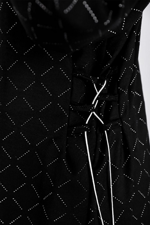 جلابية نسائية لون أسود ياقة بقصة سبعة مزين بكلفة فضية من الياقة و الأكمام و برباط من الجانبين بأكمام طويلة