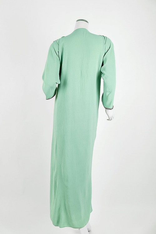 جلابية نسائية لون تفاحي ياقة بقصة سبعة مزين بكلفة ذهبية من الياقة و الأكمام و بأكمام طويلة