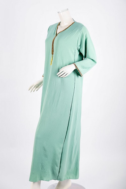 جلابية نسائية لون تفاحي ياقة بقصة سبعة مزين بكلفة ذهبية من الياقة و الأكمام و بأكمام طويلة