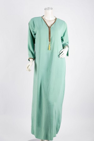 جلابية نسائية لون تفاحي ياقة بقصة سبعة مزين بكلفة ذهبية من الياقة و الأكمام و بأكمام طويلة