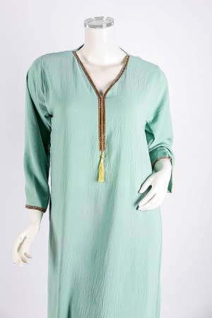 جلابية نسائية لون تفاحي ياقة بقصة سبعة مزين بكلفة ذهبية من الياقة و الأكمام و بأكمام طويلة