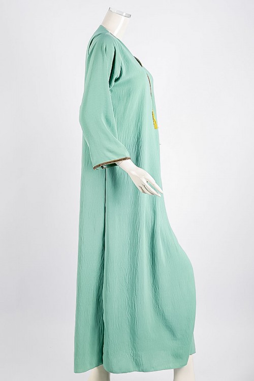 جلابية نسائية لون تفاحي ياقة بقصة سبعة مزين بكلفة ذهبية من الياقة و الأكمام و بأكمام طويلة