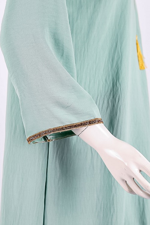 جلابية نسائية لون تفاحي ياقة بقصة سبعة مزين بكلفة ذهبية من الياقة و الأكمام و بأكمام طويلة