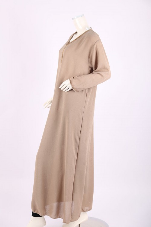 جلابية نسائية لون بيج ياقة بقصة سبعة مزين بكلفة ذهبية من الياقة و الأكمام و بأكمام طويلة