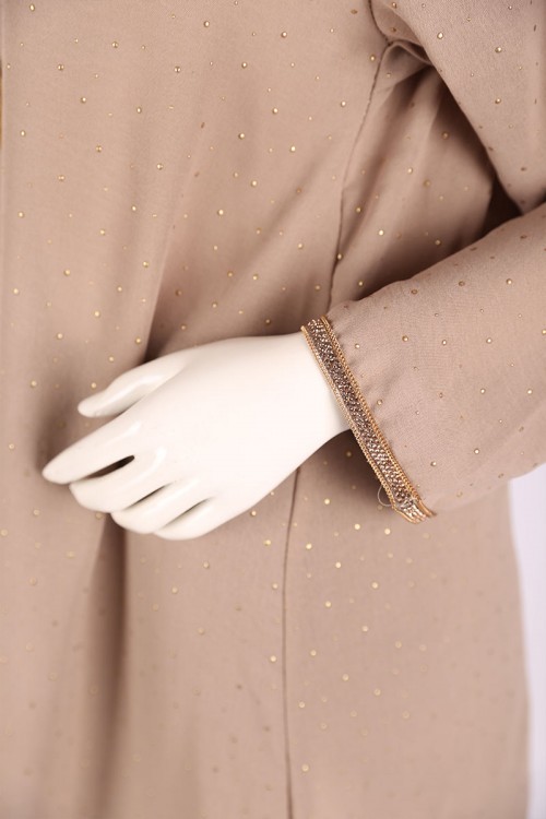 جلابية نسائية لون بيج ياقة بقصة سبعة مزين بكلفة ذهبية من الياقة و الأكمام و بأكمام طويلة