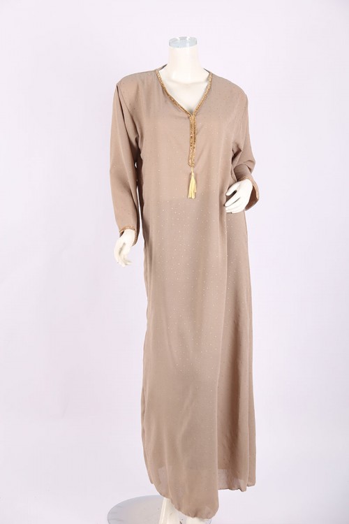 جلابية نسائية لون بيج ياقة بقصة سبعة مزين بكلفة ذهبية من الياقة و الأكمام و بأكمام طويلة