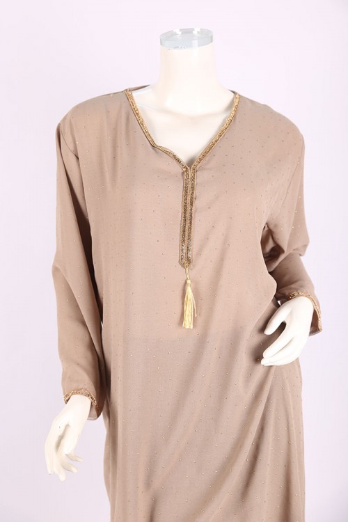 جلابية نسائية لون بيج ياقة بقصة سبعة مزين بكلفة ذهبية من الياقة و الأكمام و بأكمام طويلة