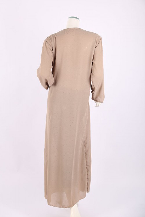 جلابية نسائية لون بيج ياقة بقصة سبعة مزين بكلفة ذهبية من الياقة و الأكمام و بأكمام طويلة