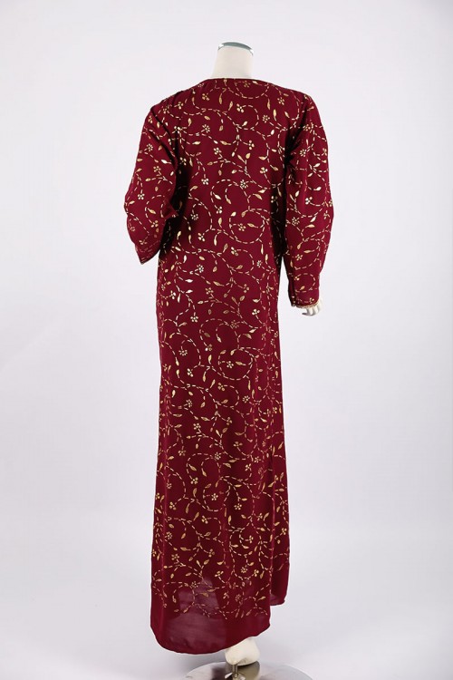 جلابية نسائية لون عودي مشجر ياقة بقصة سبعة مزين بكلفة ذهبية من الياقة و الأكمام و بأكمام طويلة