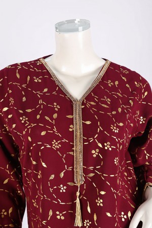 جلابية نسائية لون عودي مشجر ياقة بقصة سبعة مزين بكلفة ذهبية من الياقة و الأكمام و بأكمام طويلة