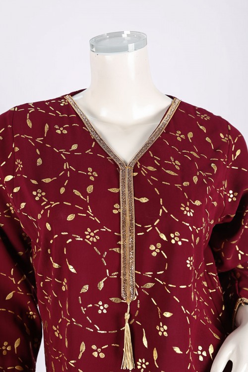 جلابية نسائية لون عودي مشجر ياقة بقصة سبعة مزين بكلفة ذهبية من الياقة و الأكمام و بأكمام طويلة