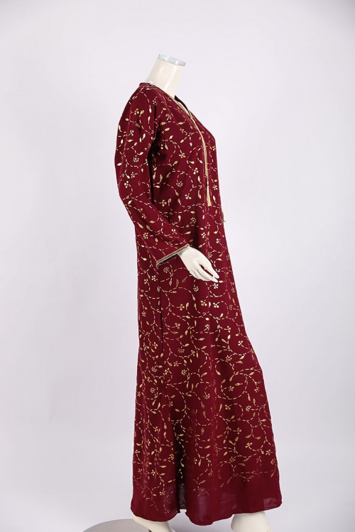 جلابية نسائية لون عودي مشجر ياقة بقصة سبعة مزين بكلفة ذهبية من الياقة و الأكمام و بأكمام طويلة