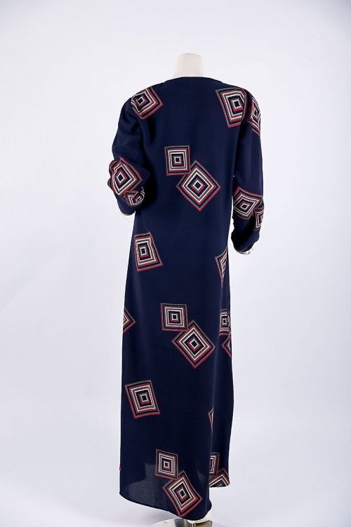 جلابية نسائية لون كحلي ياقة بقصة سبعة مزين بأشكال ملونة و بكلفة ذهبية من الياقة و الأكمام و بأكمام طويلة