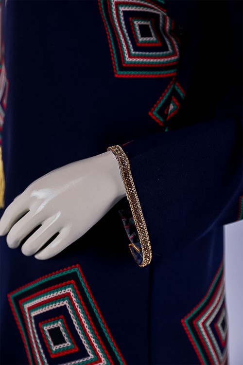 جلابية نسائية لون كحلي ياقة بقصة سبعة مزين بأشكال ملونة و بكلفة ذهبية من الياقة و الأكمام و بأكمام طويلة