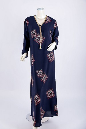 جلابية نسائية لون كحلي ياقة بقصة سبعة مزين بأشكال ملونة و بكلفة ذهبية من الياقة و الأكمام و بأكمام طويلة