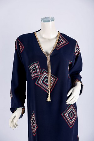 جلابية نسائية لون كحلي ياقة بقصة سبعة مزين بأشكال ملونة و بكلفة ذهبية من الياقة و الأكمام و بأكمام طويلة