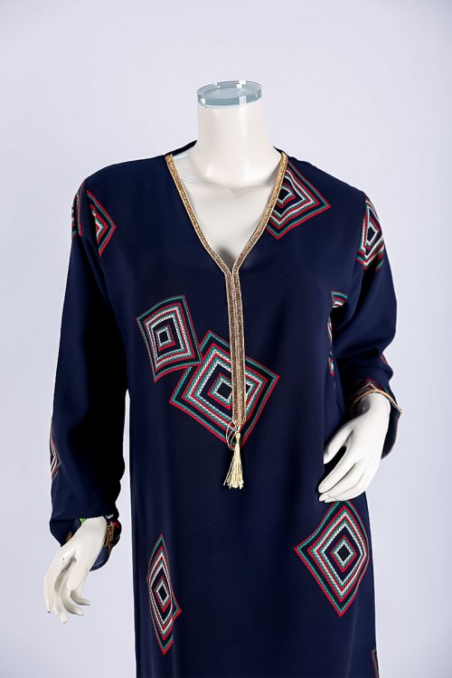 جلابية نسائية لون كحلي ياقة بقصة سبعة مزين بأشكال ملونة و بكلفة ذهبية من الياقة و الأكمام و بأكمام طويلة