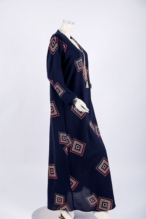 جلابية نسائية لون كحلي ياقة بقصة سبعة مزين بأشكال ملونة و بكلفة ذهبية من الياقة و الأكمام و بأكمام طويلة