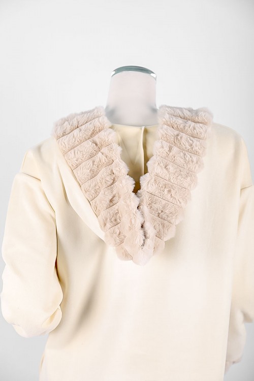 فروة نسائية شتوية طويلة لون بيج فاتح بقبعة متصلة و بجيوب مزينة بالفرو في الأطراف