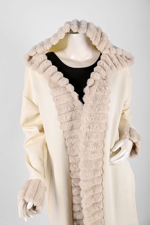 فروة نسائية شتوية طويلة لون بيج فاتح بقبعة متصلة و بجيوب مزينة بالفرو في الأطراف