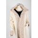 فروة نسائية شتوية طويلة لون بيج فاتح بقبعة متصلة و بجيوب مزينة بالفرو في الأطراف
