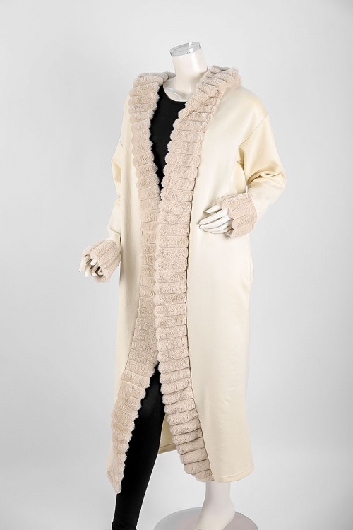 فروة نسائية شتوية طويلة لون بيج فاتح بقبعة متصلة و بجيوب مزينة بالفرو في الأطراف