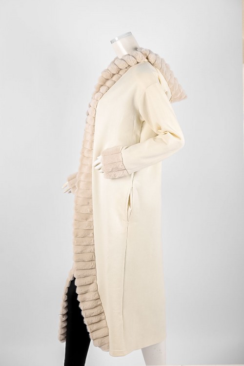 فروة نسائية شتوية طويلة لون بيج فاتح بقبعة متصلة و بجيوب مزينة بالفرو في الأطراف