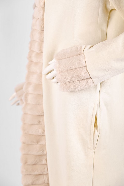 فروة نسائية شتوية طويلة لون بيج فاتح بقبعة متصلة و بجيوب مزينة بالفرو في الأطراف